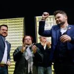 El cabeza de lista al Congreso por ERC, Gabriel Rufián y el vicepresidente de la Generalitat de Cataluña, Pere Aragonès, tras conocer los resultados de la jornada electoral del 10N.