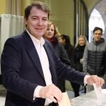 El presidente de la Junta y del PP de Castilla y León, Alfonso Fernández Mañueco, ejerce su derecho al voto en Salamanca