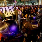 Una mujer se encara con agentes antidisturbios durante la manifestación convocada por los CDR en la que centenares de personas recorrieron el centro de Barcelona durante la jornada de reflexión de las elecciones generales. Foto: Efe/Alejandro García