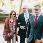 La ex jefa de Administración de la EMT de Valencia, a su llegada a los juzgados para declarar