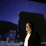 El cineasta Víctor Erice ante su videoinstalación "Piedra y cielo" que se expuso en 2019 en el Museo Bellas Artes de Bilbao. EFE/LUIS TEJIDO