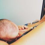 Se sabe que la leche materna protege contra infecciones de las vías respiratorias en los niños, incluso años después de haber dejado de amamantarlos. Los profesionales sanitarios, deberían de fomentar la lactancia materna también como una medida de ahorro en recursos sanitarios