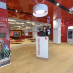 Una empleada trabaja en un oficina bancaria