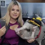 Se llama Lilou y su misión es distraer a los pasajeros antes de su vuelo