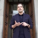 Roberto Moreno, en la entrada del Museo del Prado, donde dio la lista por su bicentenario