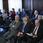 Los ex presidentes andaluces Chaves (4 i) y Griñán (3 i), durante el juicio