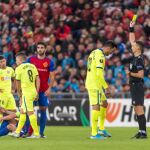 El arbitro ucraniano enseña la amarilla a Enric Gallego