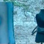 Se activa con temporizador o, lo que es más frecuente, mediante un disparador que lleva el terrorista en la mano.
