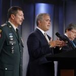 BOG300. BOGOTÁ (COLOMBIA), 12/11/2019.- El presidente de Colombia, Iván Duque (3-i), y el nuevo ministro colombiano de Defensa, Carlos Holmes Trujillo (3-d), acompañados de la cúpula militar, ofrecen una rueda de prensa, este martes, en el Palacio de Nariño, en Bogotá (Colombia). El presidente colombiano, Iván Duque, designó este martes al canciller Carlos Holmes Trujillo como ministro de Defensa en reemplazo de Guillermo Botero quien renunció al cargo hace una semana tras desvelarse que ocultó al país la muerte de ocho niños en un bombardeo militar contra disidentes de las FARC. EFE/ Mauricio Dueñas Castañeda