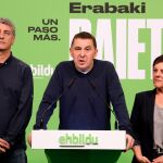 El coordinador general de EH Bildu, Arnaldo Otegi, junto a la portavoz de EH Bildu en el Congreso, Mertxe Aizpurua, y al cabeza de lista de la coalición por Bizkaia, Oskar Matute / Foto: Efe