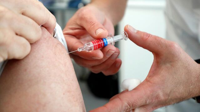 El centro de salud de Cartagena recibió ayer la petición de cientos de personas para vacunarse tras detectarse un brote de hepatitis A en un restaurante de la ciudad