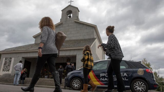 Ambiente en el cementerio de Mingorrubio el día de Todos los Santos siendo éste el primer año que franco está enterrado allí.