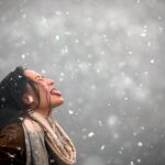 Joven disfrutando de las primeras nevadas