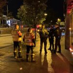 Efectivos de Samur y Policía Nacional en el lugar de los hechos