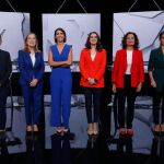 Las candidatas y la moderadora, Ana Pastor, justo antes del inicio del debate. (Foto: Jesús G. Feria)
