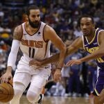 Ricky trata de evitar la defensa de Avery Bradley