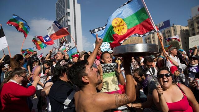 Manifestantes protestan en la céntrica Plaza Italia de Santiago (Chile)