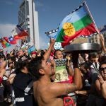 Manifestantes protestan en la céntrica Plaza Italia de Santiago (Chile)