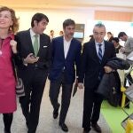 Suárez-Quiñones conversa con Bruno Gutiérrez y Roberto Sáiez en presencia de María Pardo, a su llegada al foro