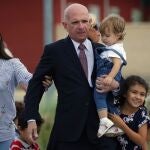 El ex general Hugo Carvajal, a su salida de la prisión de Estremera rodeado de su familia el pasado septiembre