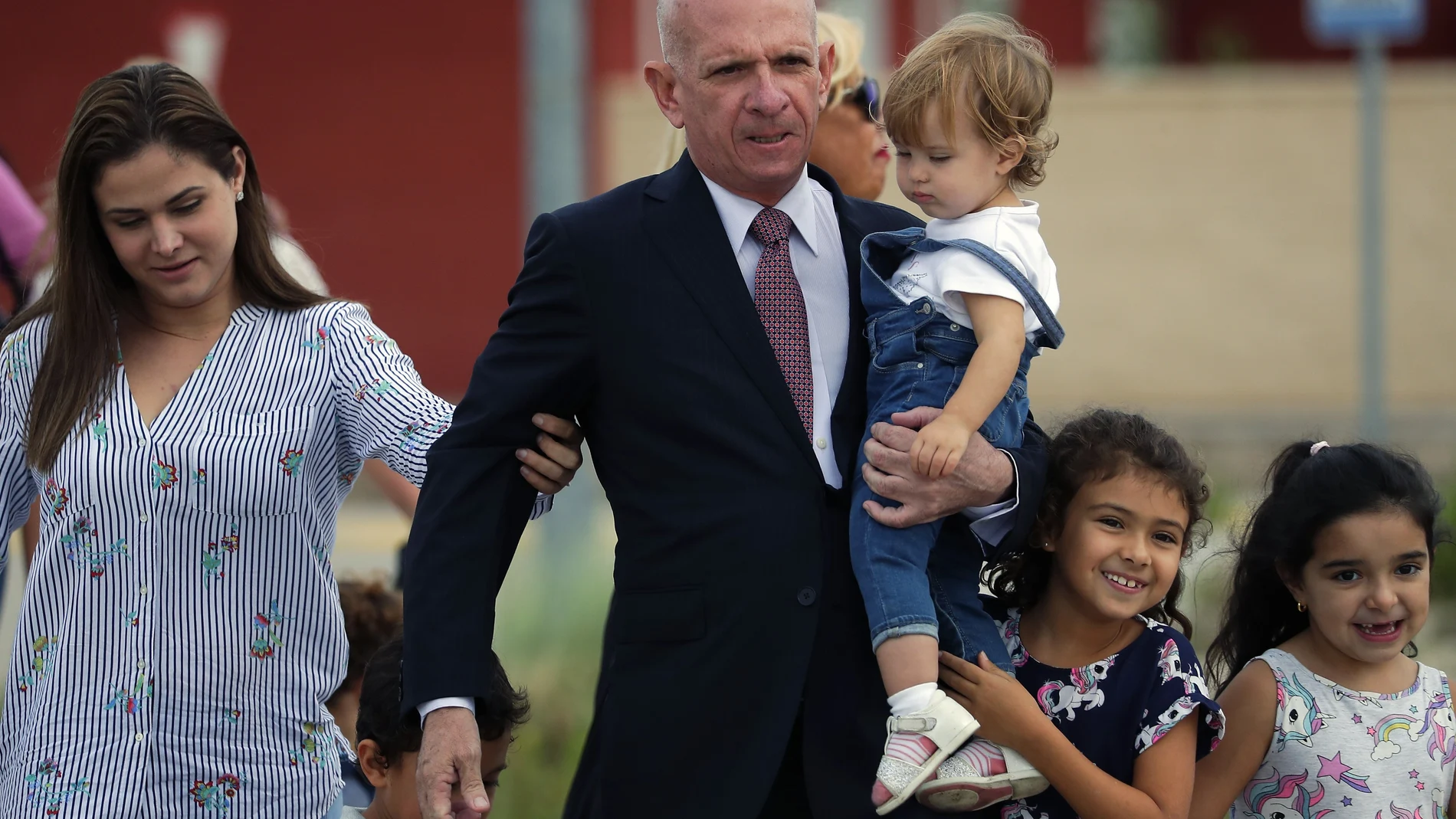 El ex general Hugo Carvajal, a su salida de la prisión de Estremera rodeado de su familia el pasado septiembre