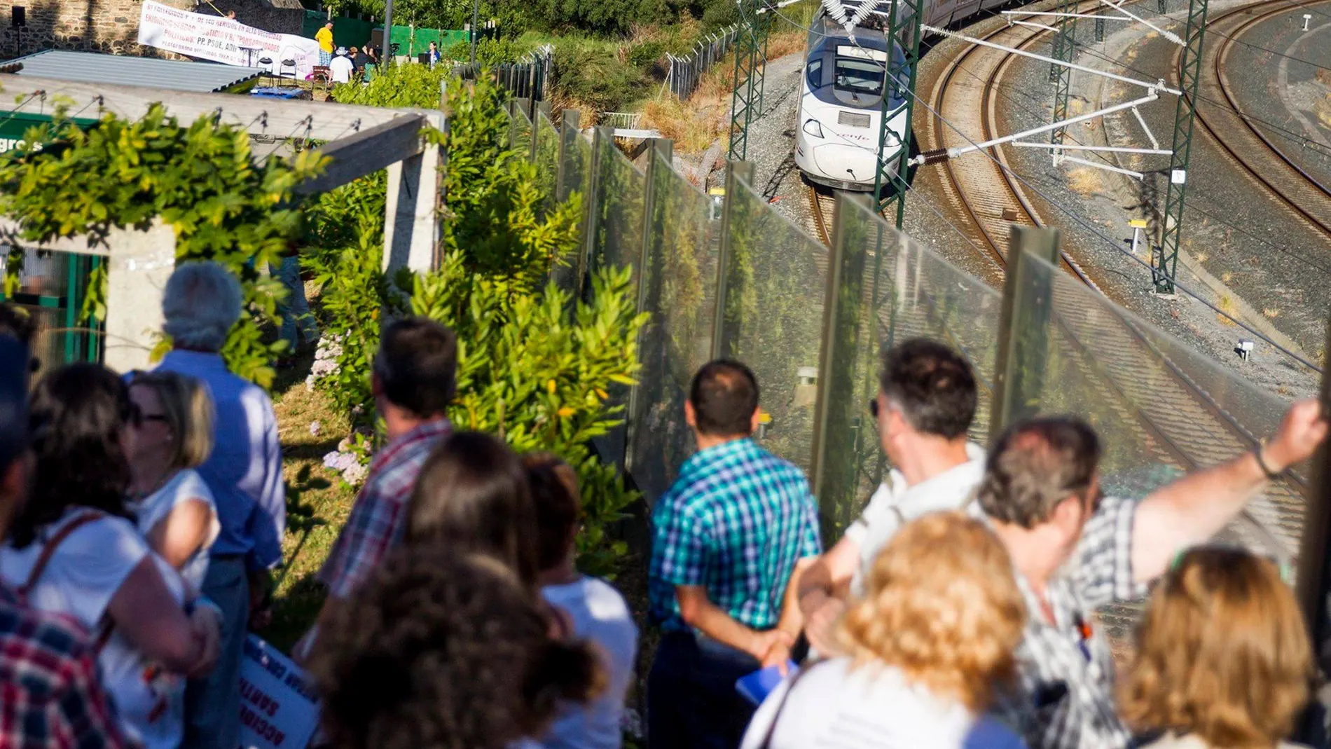 Familiares y amigos de las víctimas del accidente del tren Alvia, en un homenaje en su memoria en la curva de Angrois, lugar del accidente / Foto: Efe