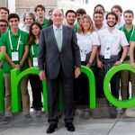 Ignacio Galán con jóvenes participantes en Innoday