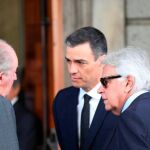 Pedro Sánchez y Felipe González en la capilla ardiente de Alfredo Pérez Rubalcaba