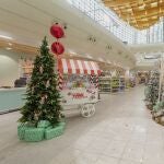 Decoración y productos navideños en la tienda de El Corte Inglés en Sanchinarro (Madrid)