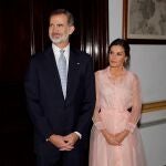 GRAF8557. LA HABANA (CUBA), 14/11/2019.- Los reyes de España, Felipe VI y Letizia, durante el encuentro con representantes de la sociedad civil independiente cubana, que les explicaron su visión del país y sus proyectos, celebrado este miércoles en la embajada de España en Cuba, en La Habana. EFE/Juan Carlos Hidalgo