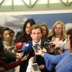 El alcalde de Madrid, José Luis Martínez-Almeida, comparece ante los medios de comunicación junto a la vicealcaldesa de la capital, Begoña Villacís, y la portavoz municipal, Inmaculada Sanz.AYUNTAMIENTO DE MADRID13/11/2019
