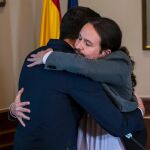 Pedro Sánchez y Pablo Iglesias se abrazan / Foto: Alberto R. Roldán