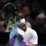 Nadal se seca el sudor en su estreno en Londres