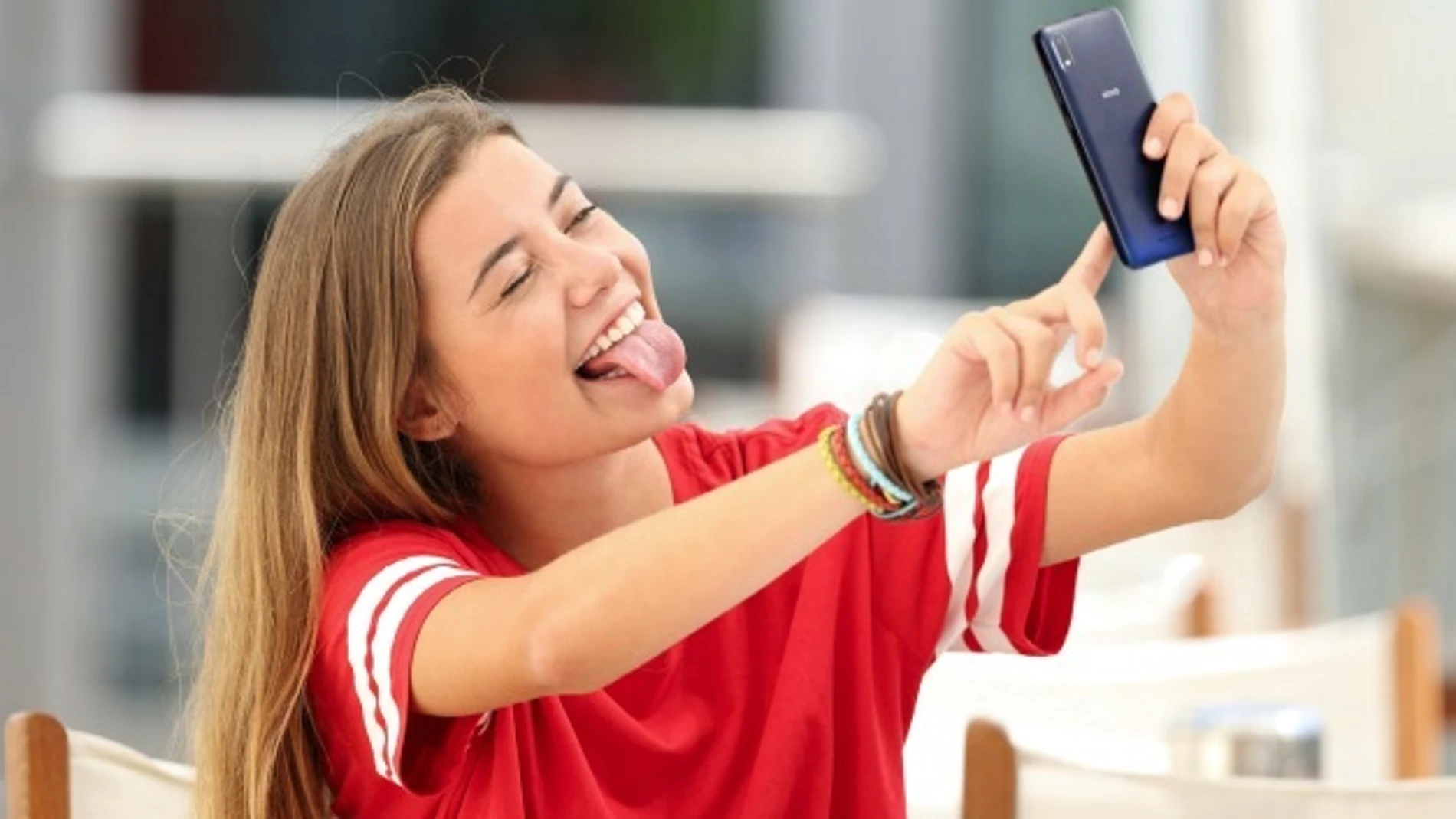Casi la mitad de los jóvenes españoles reconoce haber abierto su perfil en redes sociales antes de los 14 años