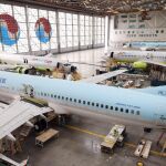 Un Boeing 737NG de Korean Air en un hangar de reparación