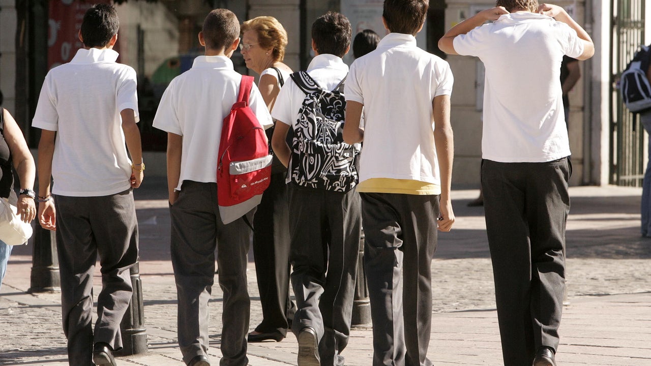 Vuelta al colegio con batalla política por las ayudas a las familias