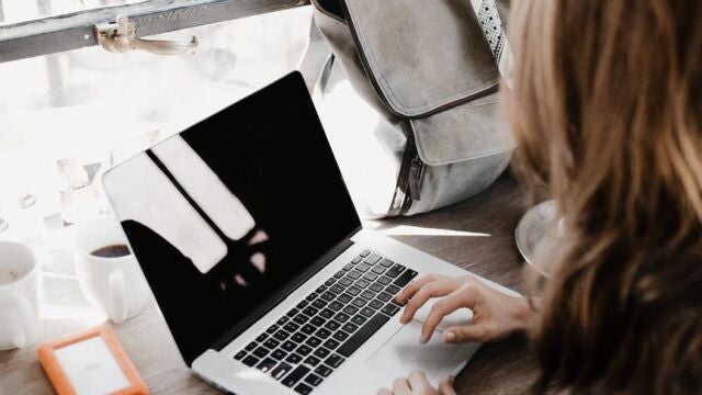 Durante la pasada crisis cientos de miles de mujeres se quedaron sin empleo. También hombres pero el sector femenino fue el que más acusó la fuerte recesión y con ella la subida del paro. Muchas decidieron entonces y, coincidiendo con el auge de las facilidades que internet empezó a ofrecer, montar sus propios negocios online.
