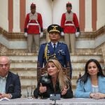 AME5114. (BOLIVIA), 15/11/2019.- La presidenta interina de Bolivia, Jeanine Áñez, junto a los ministros de Economía, José Luis Parada (i); y de Comunicación, Roxana Lizárraga (d), en conferencia de prensa este viernes en Palacio de Gobierno, en La Paz. Áñez anunció que esta jornada espera iniciar el proceso para nuevas elecciones tras los comicios fallidos que llevaron a renunciar a Evo Morales. EFE/Martin Alipaz