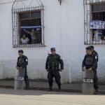 Varios agentes antidisturbios forman un cordón de seguridad al frente de la iglesia San Miguen Arcángel este viernes, en la ciudad de Masaya (Nicaragua). Un cerco policial que ha dejado sin suministros de agua ni luz a los manifestantes en el interior, por decisión del Gobierno.
