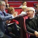 El alcalde de Valencia, Joan Ribó (d), conversa con el concejal de Hacienda, Ramón Vilar (i), durante el pleno del pasado jueves