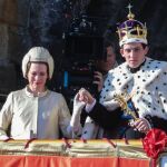 Josh O’Connor como Charles mientras es nombrado por su madre, interpretada por Olivia Colman, como el Príncipe de Gales