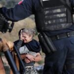 Familiares de los LeBaron lloran por la muerte de los nueve asesinados (tres mujeres y seis niños) en una emboscada en la frontera entre Sonora y Chihuahua