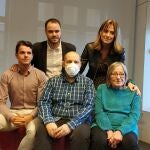 La directora del Área de Pobreza y Salud de la Fundación Bancaria La Caixa, Montse Buisán, junto con personas del Programa para la Atención Integral a Personas con Enfermedades AvanzadasEUROPA PRESS18/11/2019