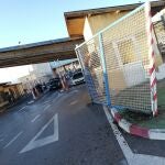 Estado de la valla de Ceuta tras ser embestida a toda velocidad por una furgoneta con 52 subsaharianos