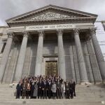 -FOTODELDÍA- GRAF946. MADRID, 18/11/2019.- El presidente de Vox, Santiago Abascal (c), junto con los otros 51 diputados electos de la formación posan este lunes en la escalinata del Congreso tras avanzar las líneas generales de su grupo parlamentario para la XIV Legislatura. EFE/Ángel Díaz