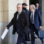 El ex presidente socialista andaluz José Antonio Griñán sale ayer de la Audiencia de Sevilla tras conocer su condena a seis años de prisión en el caso de los ERE