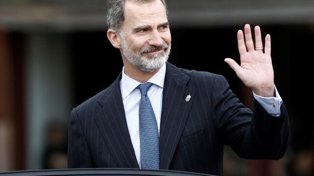 GRAFCAV451. PAMPLONA (NAVARRA), 19/11/2019.- El Rey Felipe VI saluda a publico asistente en la Plaza del Baluarte de Pamplona donde ha presidido el acto de entrega al presidente y fundador del Grupo MTorres, Manuel Torres de la Medalla de Oro en un acto que se ha desarrollado este martes en el Baluarte de Pamplona. EFE/ Jesús Diges
