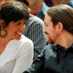 La líder de Podemos en Andalucía, Teresa Rodríguez, junto al máximo dirigente nacional del partido morado, Pablo Iglesias / Efe