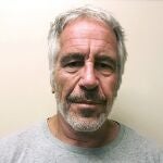 Una de las últimas imágenes del multimillonario Jeffrey Epstein en 2017