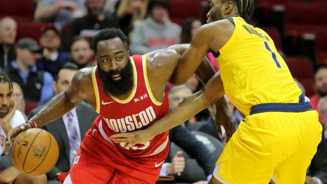 James Harden escapa de la defensa de T. J. Warren/Foto: Erik Williams/Reuters